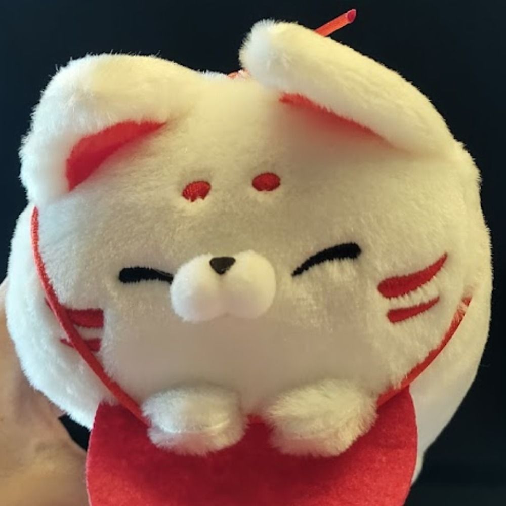 un kitsune en peluche tout rond, tout mignon